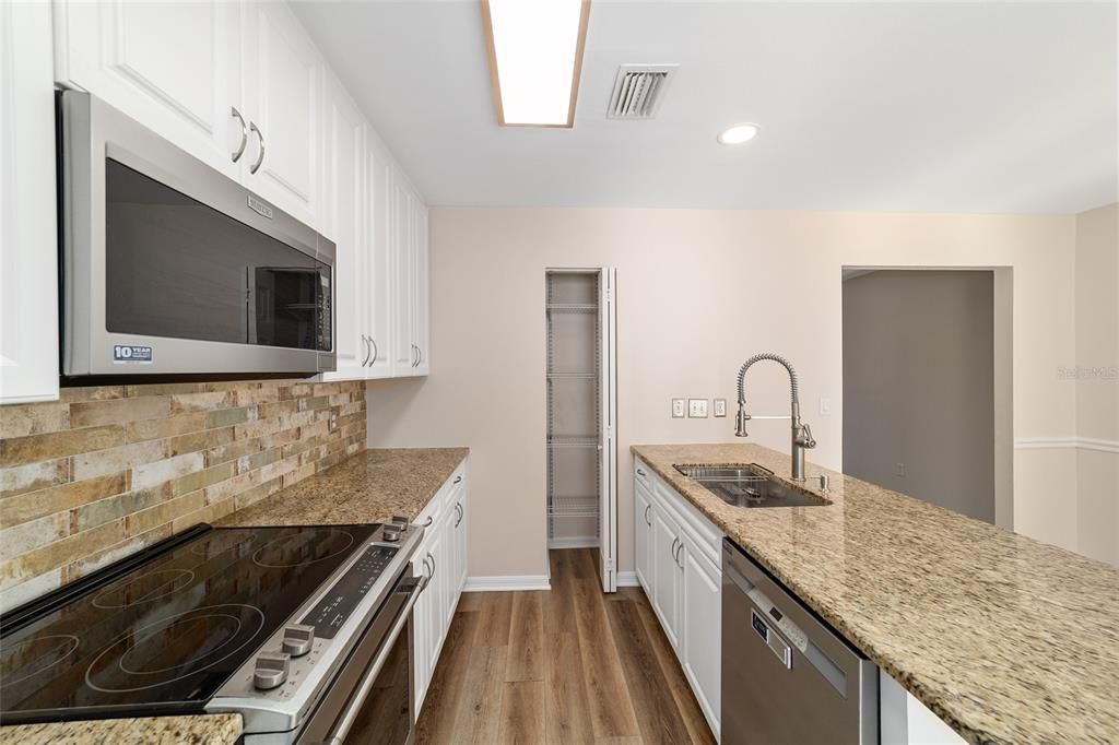 For Sale: $154,900 (2 beds, 1 baths, 1054 Square Feet)