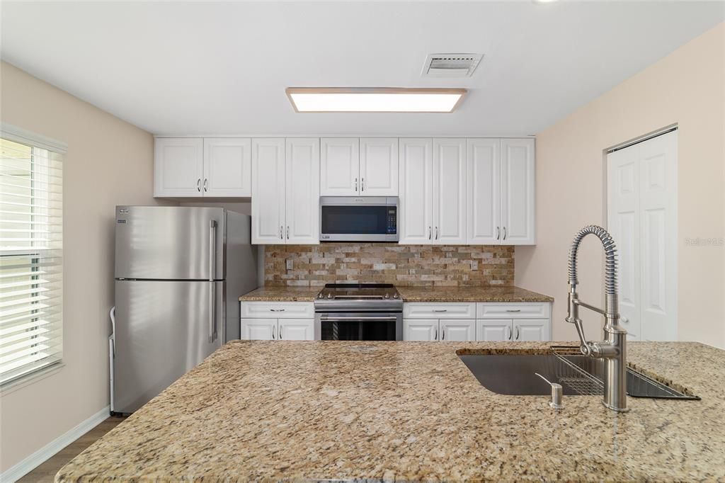 For Sale: $154,900 (2 beds, 1 baths, 1054 Square Feet)