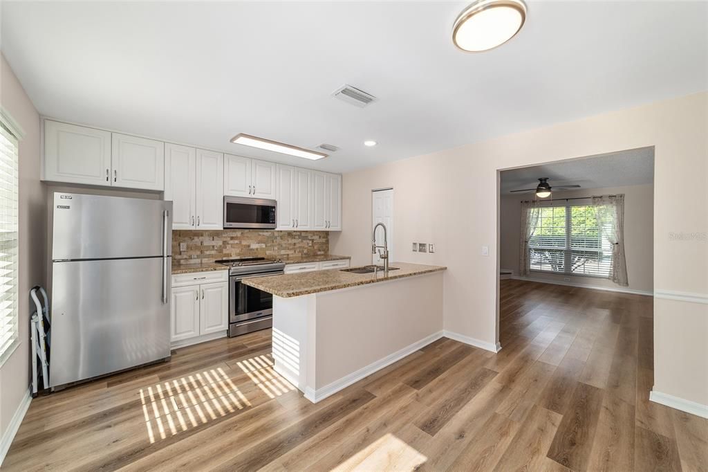For Sale: $154,900 (2 beds, 1 baths, 1054 Square Feet)