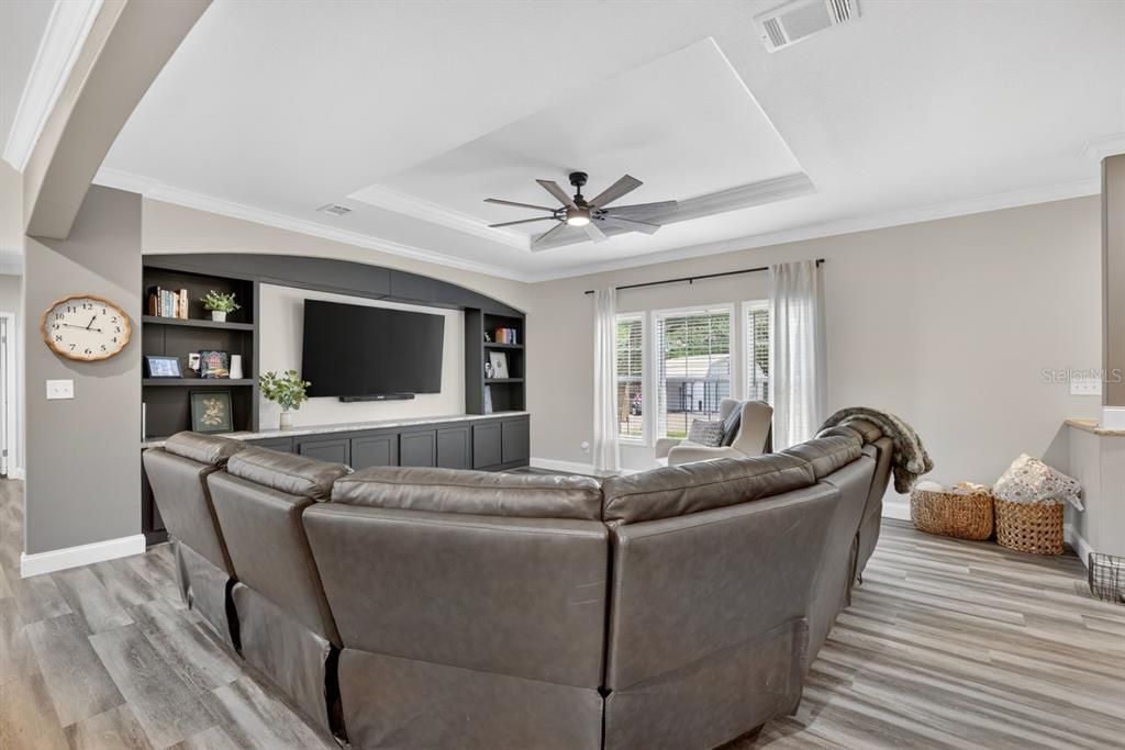 For Sale: $350,000 (3 beds, 2 baths, 1945 Square Feet)