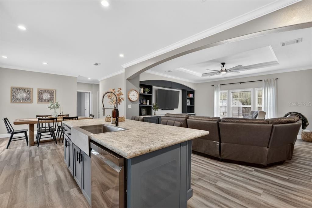 For Sale: $350,000 (3 beds, 2 baths, 1945 Square Feet)