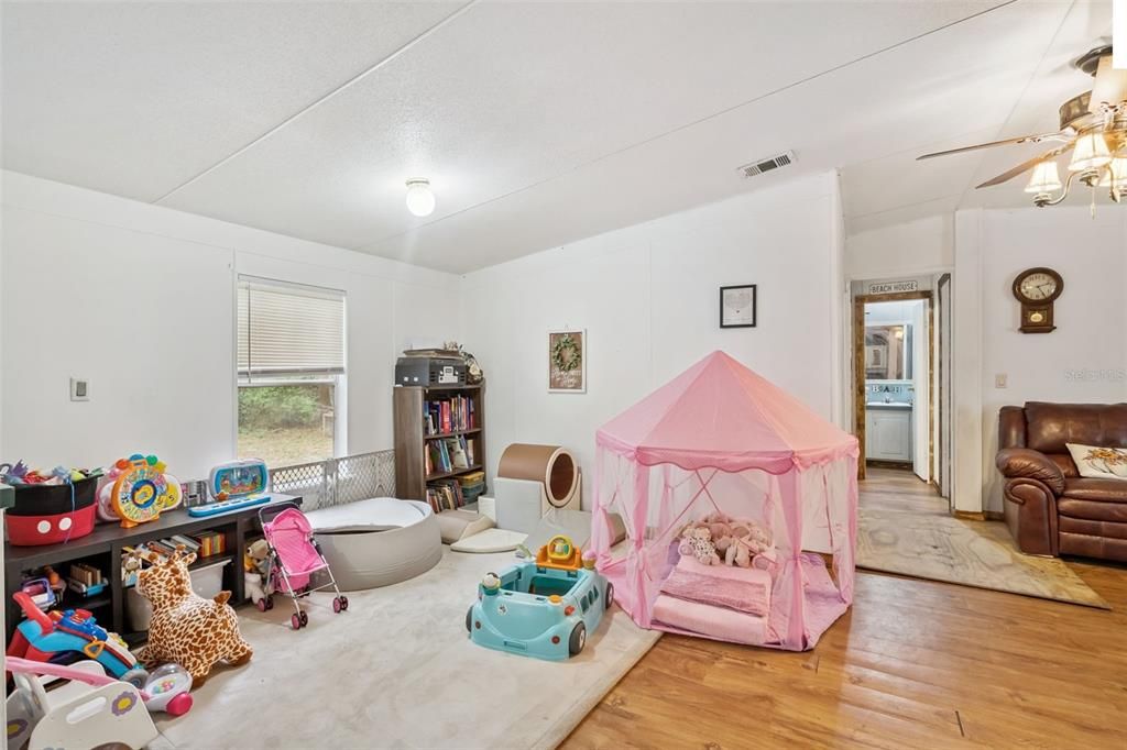For Sale: $250,000 (3 beds, 2 baths, 1296 Square Feet)