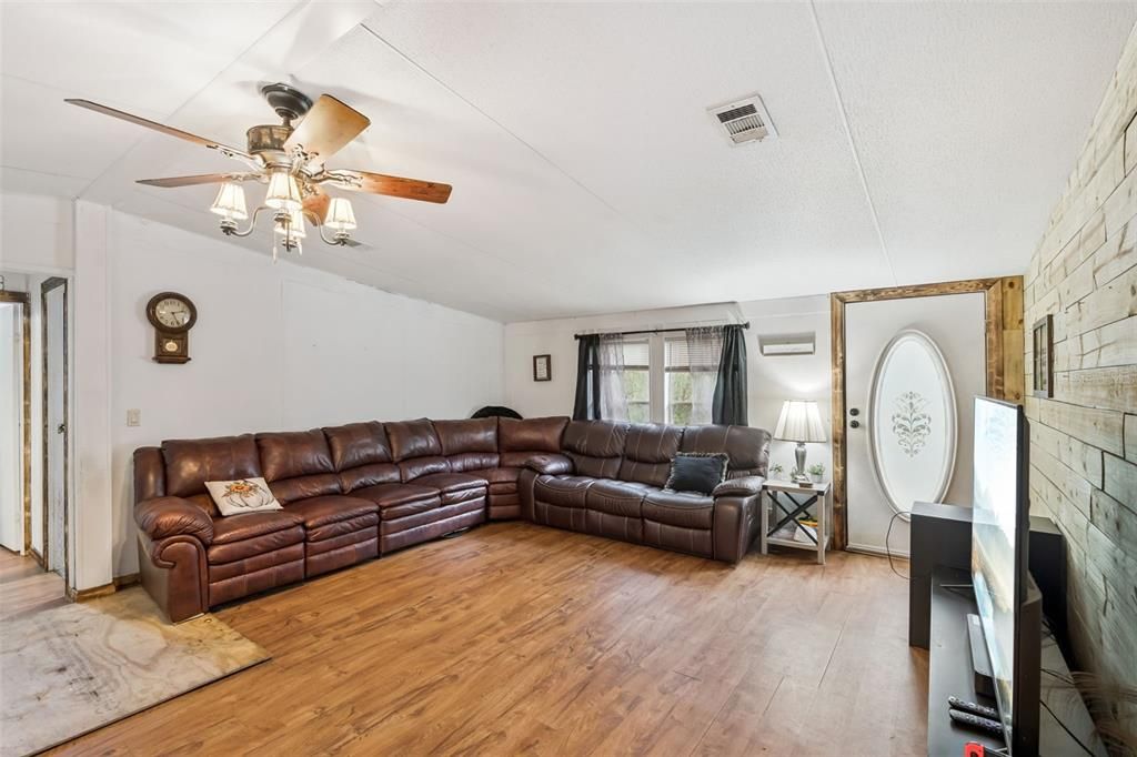 For Sale: $250,000 (3 beds, 2 baths, 1296 Square Feet)