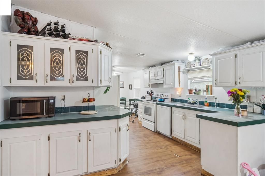 For Sale: $250,000 (3 beds, 2 baths, 1296 Square Feet)