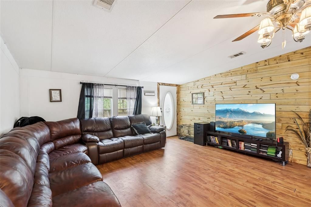 For Sale: $250,000 (3 beds, 2 baths, 1296 Square Feet)