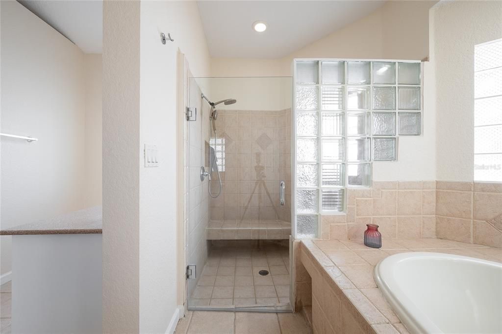 En Venta: $695,000 (3 camas, 2 baños, 2900 Pies cuadrados)