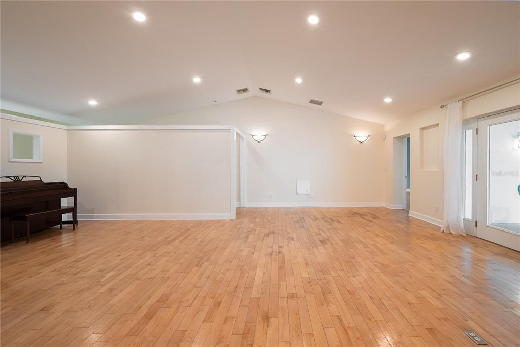 En Venta: $695,000 (3 camas, 2 baños, 2900 Pies cuadrados)