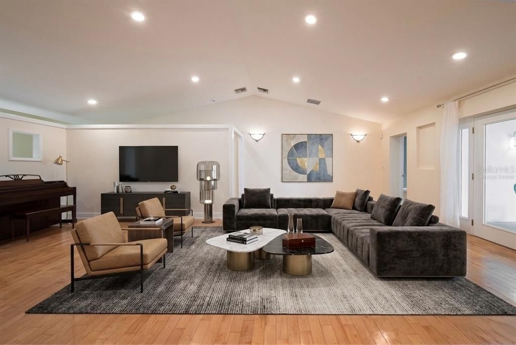 En Venta: $695,000 (3 camas, 2 baños, 2900 Pies cuadrados)