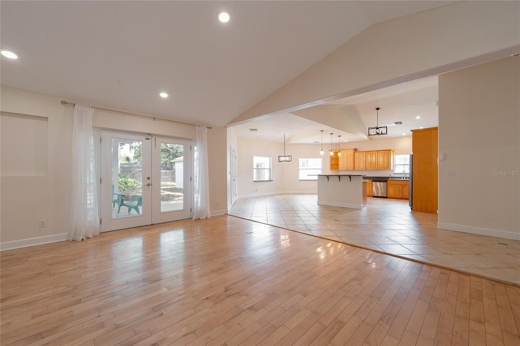 En Venta: $695,000 (3 camas, 2 baños, 2900 Pies cuadrados)