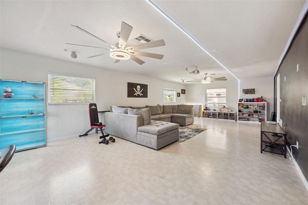 En Venta: $498,000 (3 camas, 2 baños, 2376 Pies cuadrados)