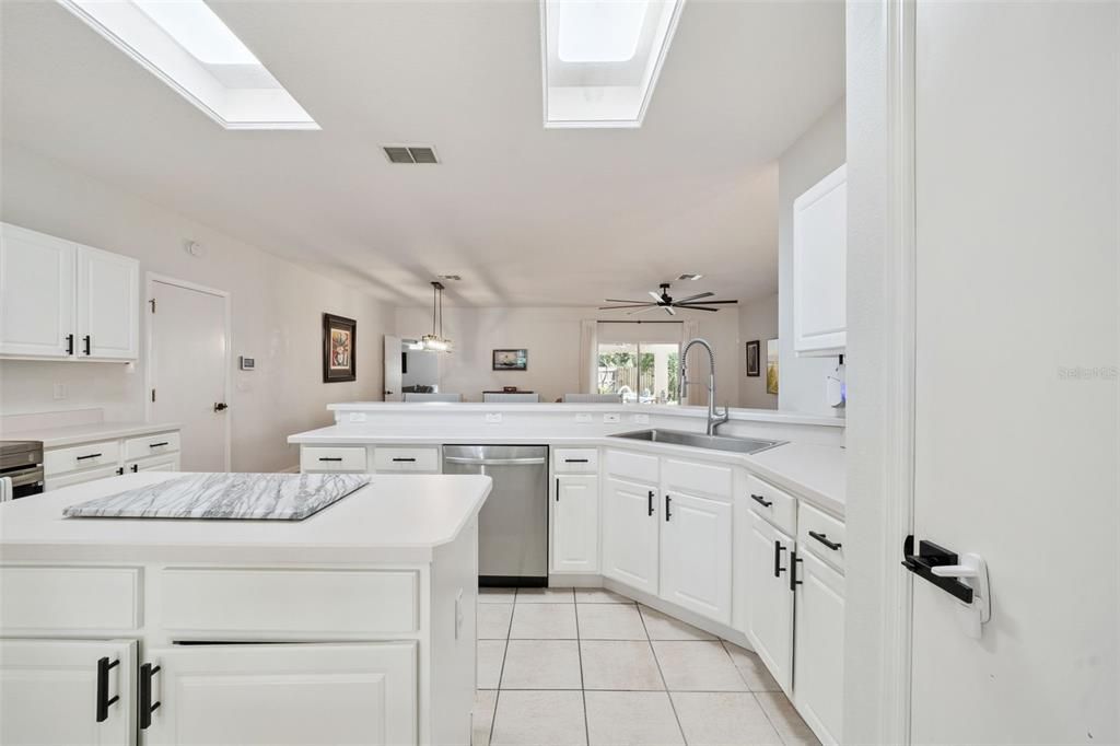 En Venta: $498,000 (3 camas, 2 baños, 2376 Pies cuadrados)