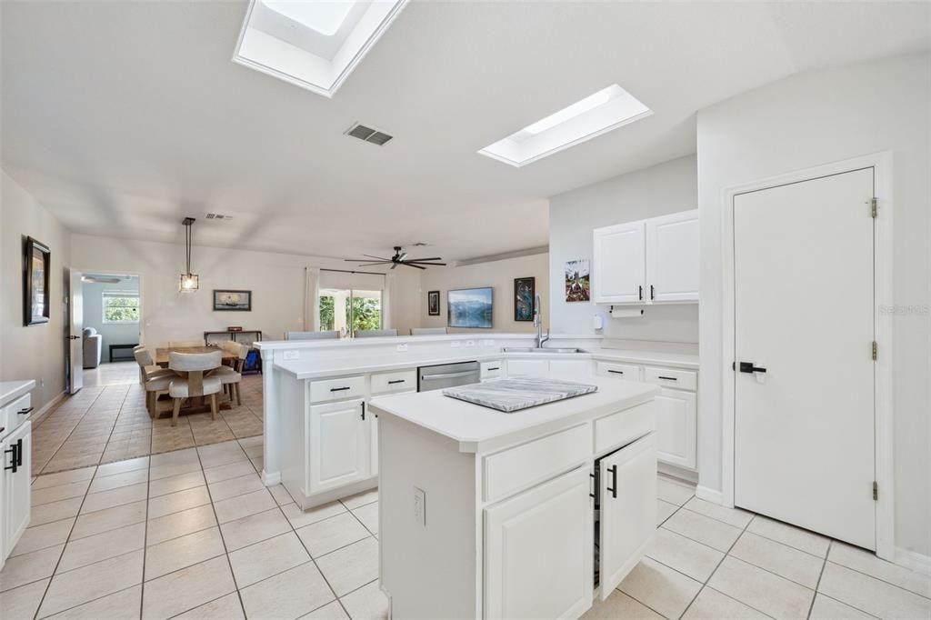 En Venta: $498,000 (3 camas, 2 baños, 2376 Pies cuadrados)