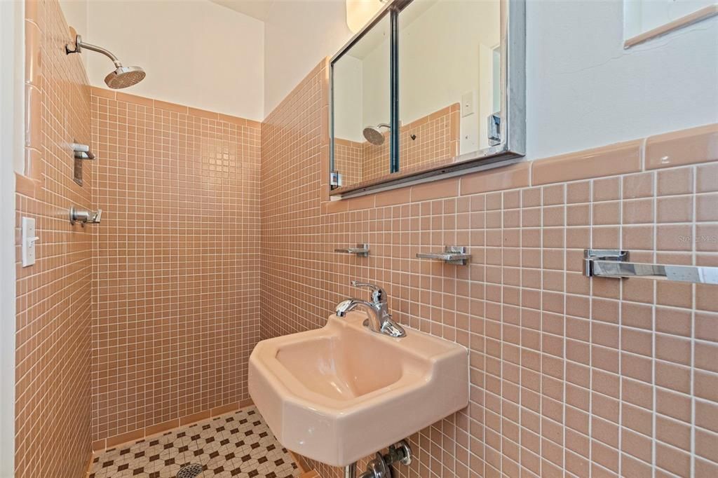 Под контрактом: $559,000 (3 спален, 2 ванн, 1991 Квадратных фут)
