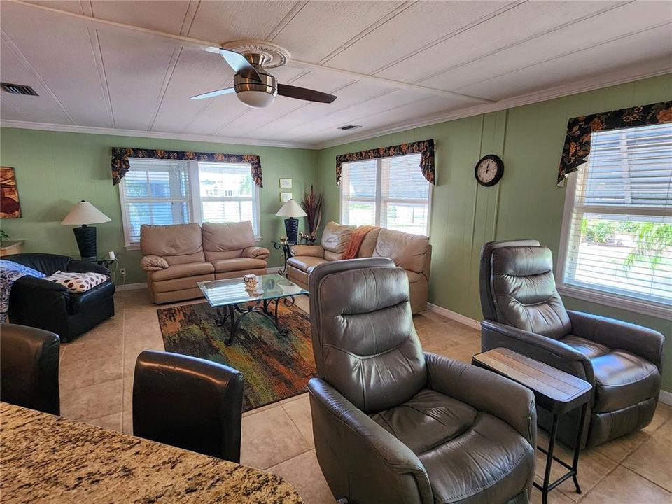 For Sale: $210,000 (2 beds, 2 baths, 1152 Square Feet)