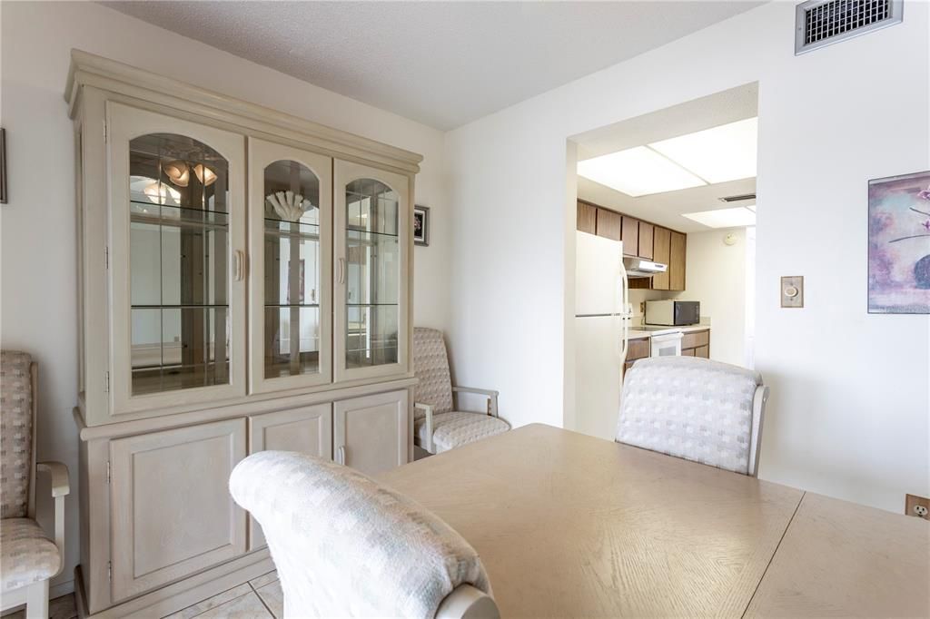 For Sale: $110,000 (2 beds, 1 baths, 1114 Square Feet)