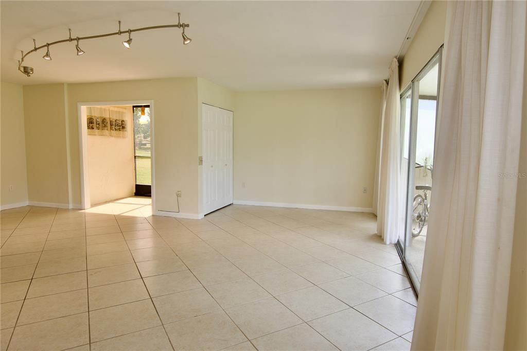 For Sale: $185,000 (2 beds, 2 baths, 1180 Square Feet)