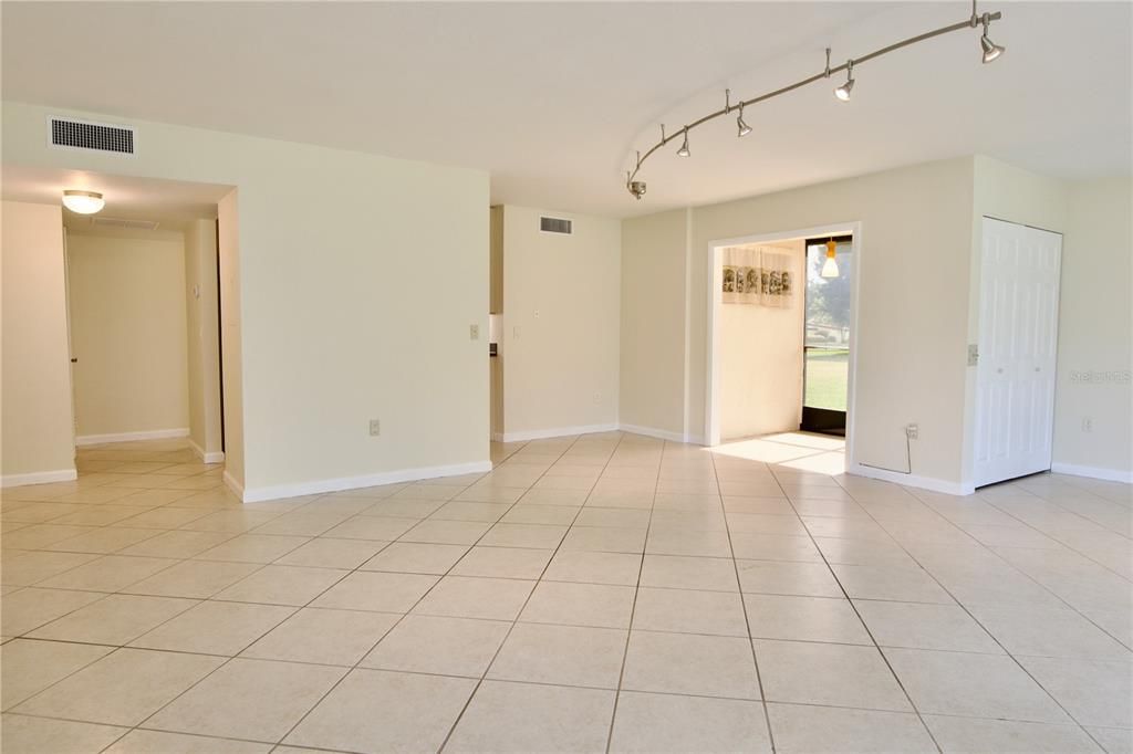 For Sale: $185,000 (2 beds, 2 baths, 1180 Square Feet)