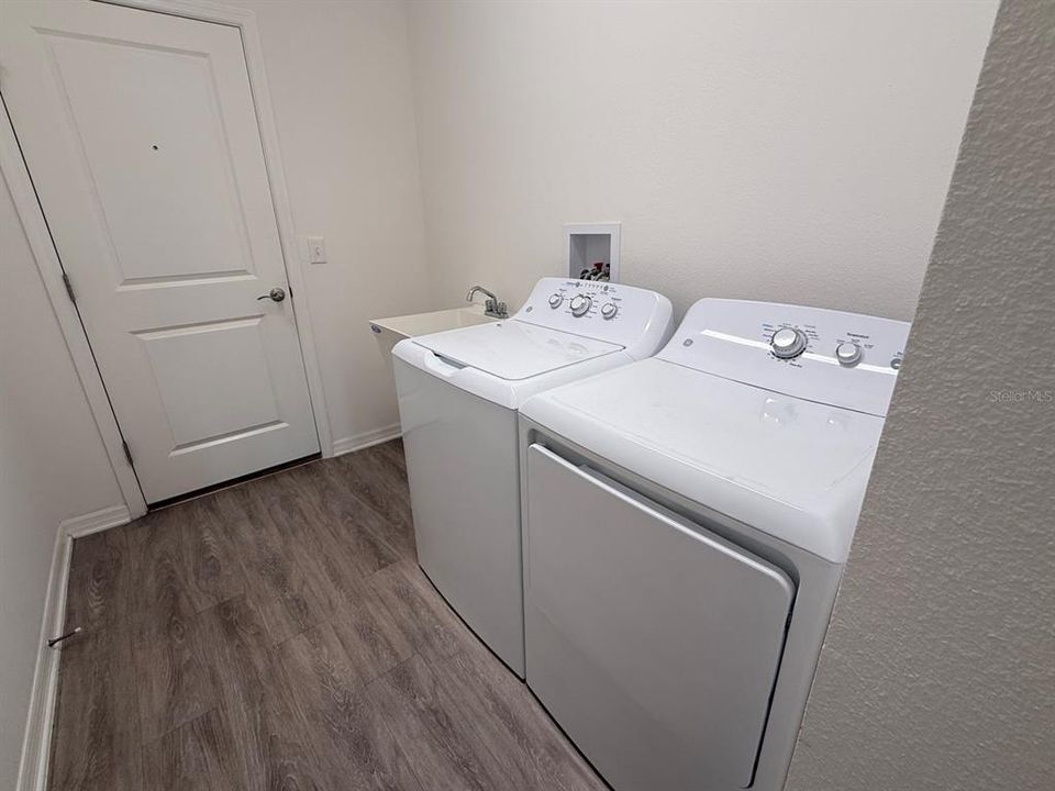Active With Contract: $2,500 (3 beds, 2 baths, 1392 Square Feet)