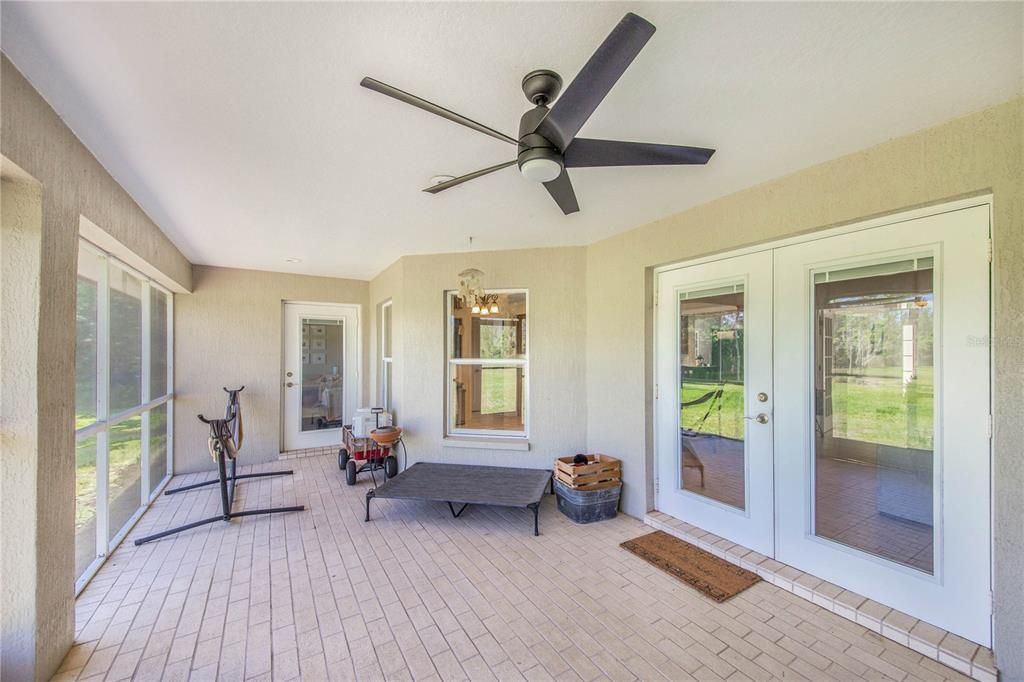 For Sale: $850,000 (5 beds, 3 baths, 2336 Square Feet)