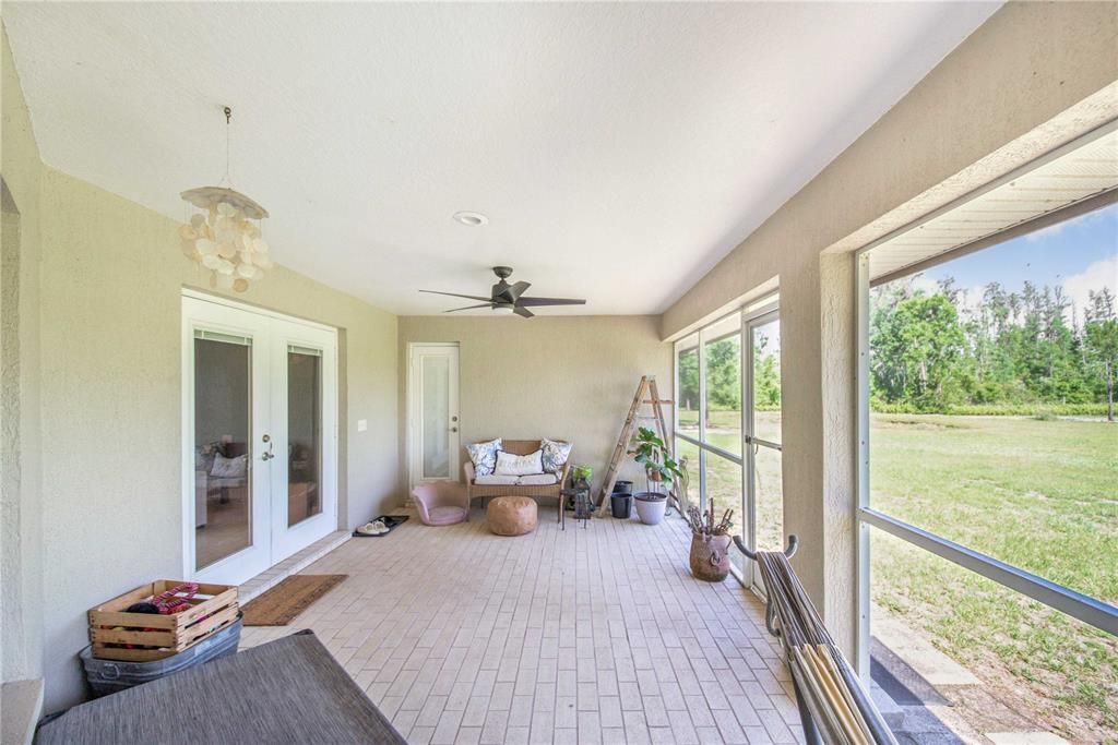 For Sale: $850,000 (5 beds, 3 baths, 2336 Square Feet)