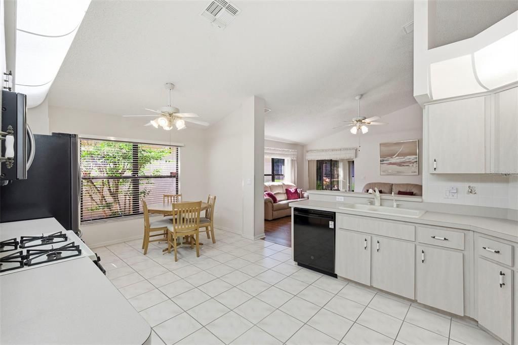 Activo con contrato: $295,000 (3 camas, 2 baños, 1755 Pies cuadrados)