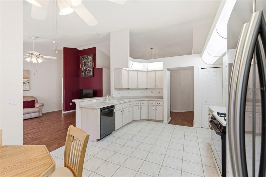 Activo con contrato: $295,000 (3 camas, 2 baños, 1755 Pies cuadrados)