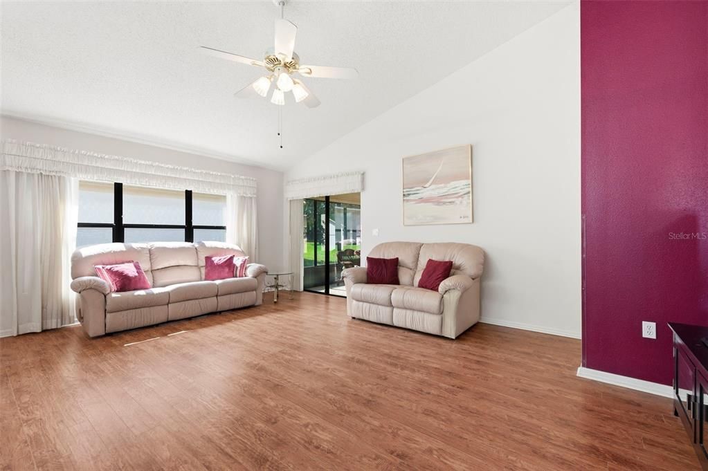 Activo con contrato: $295,000 (3 camas, 2 baños, 1755 Pies cuadrados)