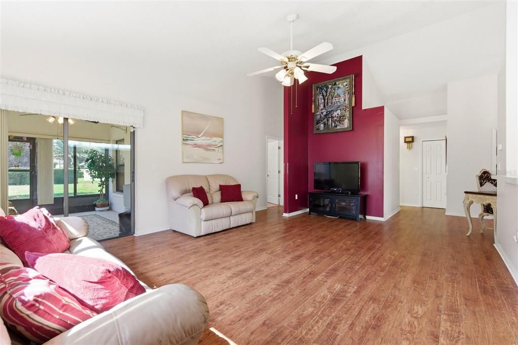 Activo con contrato: $295,000 (3 camas, 2 baños, 1755 Pies cuadrados)