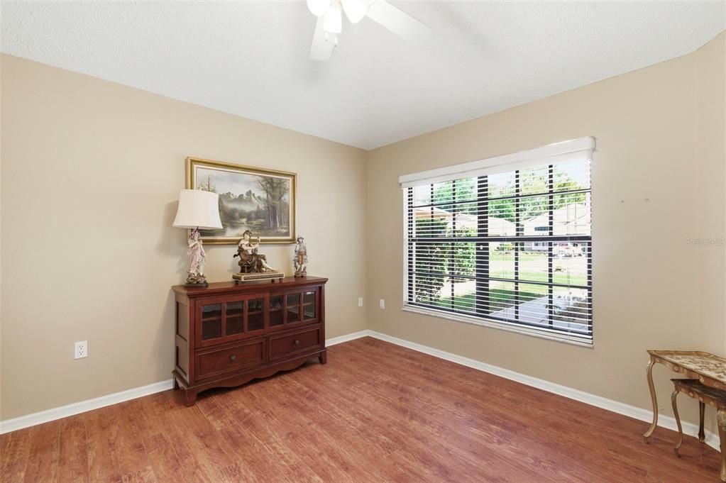 Activo con contrato: $295,000 (3 camas, 2 baños, 1755 Pies cuadrados)