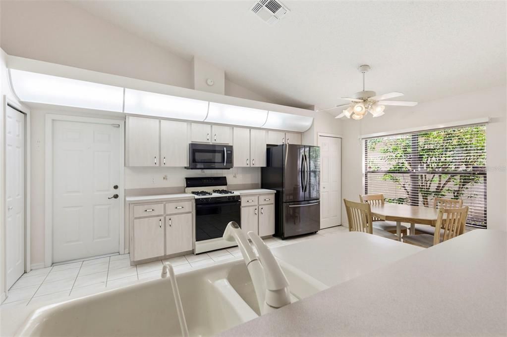 Activo con contrato: $295,000 (3 camas, 2 baños, 1755 Pies cuadrados)