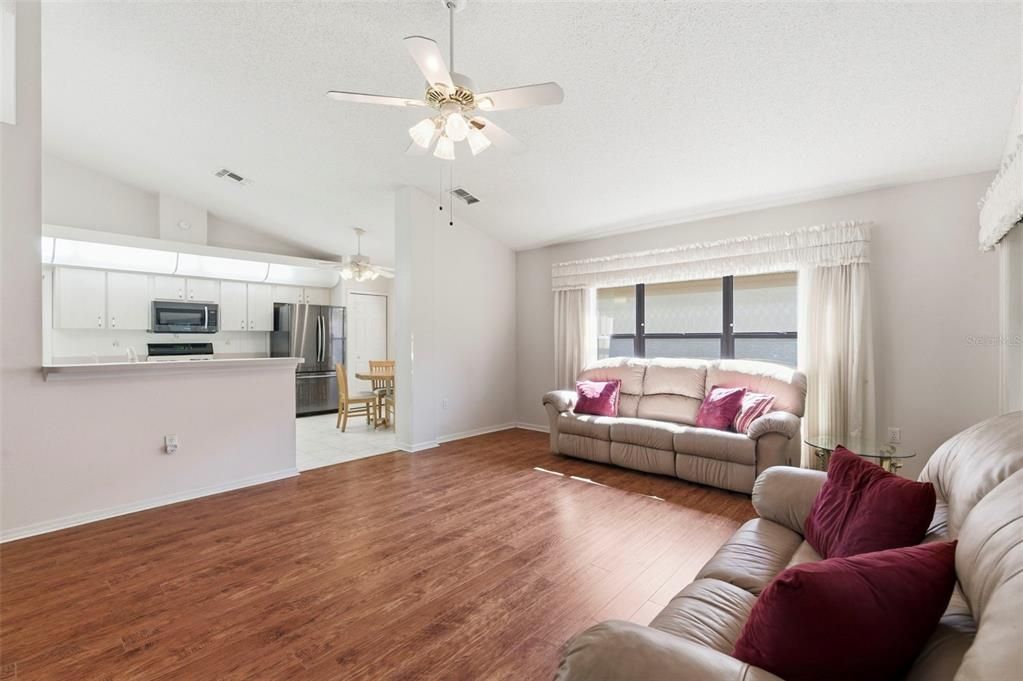 Activo con contrato: $295,000 (3 camas, 2 baños, 1755 Pies cuadrados)