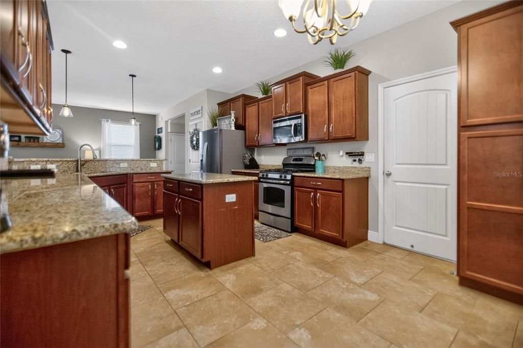 En Venta: $415,000 (4 camas, 2 baños, 2295 Pies cuadrados)