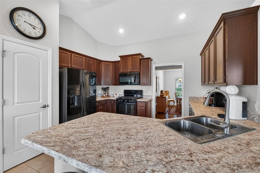For Rent: $2,350 (4 beds, 2 baths, 1858 Square Feet)