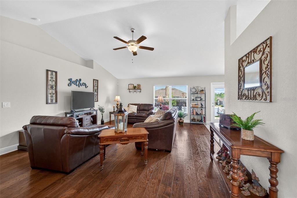 For Rent: $2,350 (4 beds, 2 baths, 1858 Square Feet)