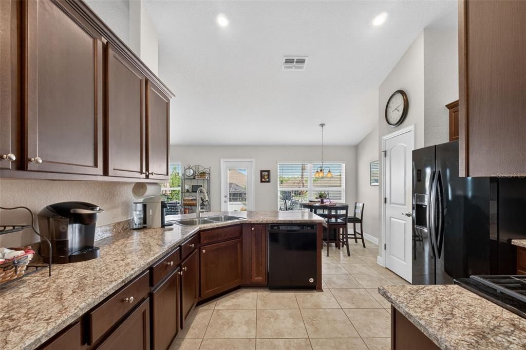 For Rent: $2,350 (4 beds, 2 baths, 1858 Square Feet)