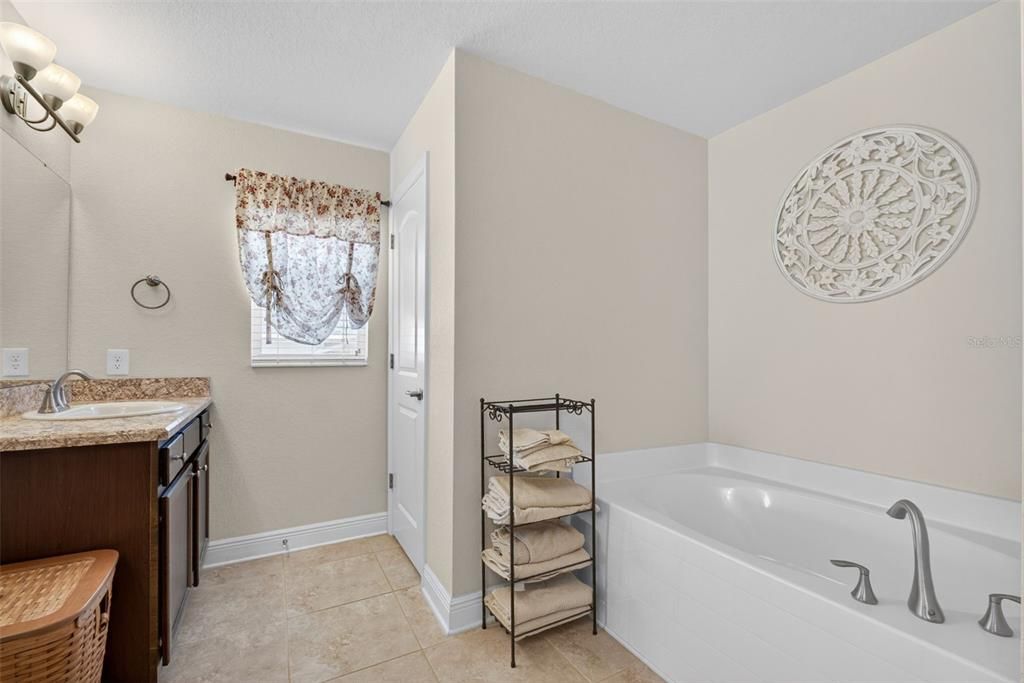 For Rent: $2,350 (4 beds, 2 baths, 1858 Square Feet)