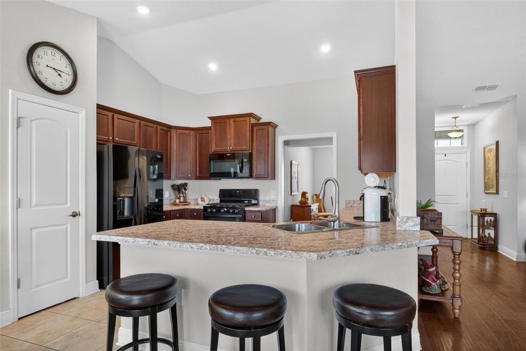 For Rent: $2,350 (4 beds, 2 baths, 1858 Square Feet)