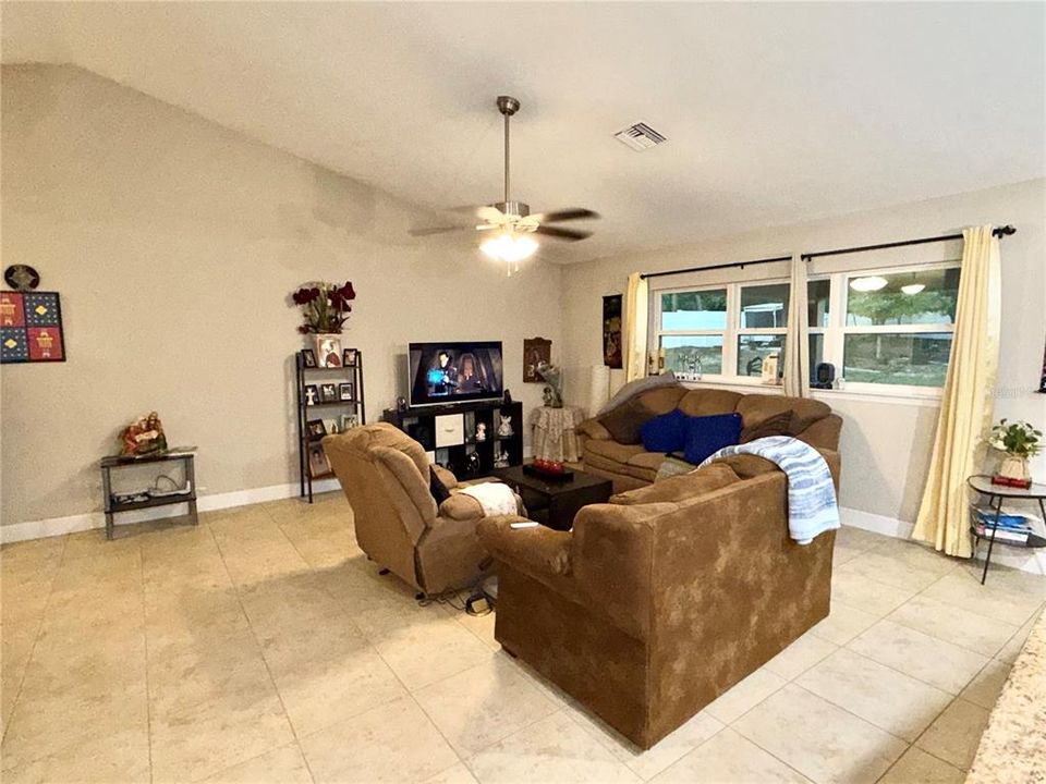 На продажу: $389,000 (4 спален, 2 ванн, 2061 Квадратных фут)
