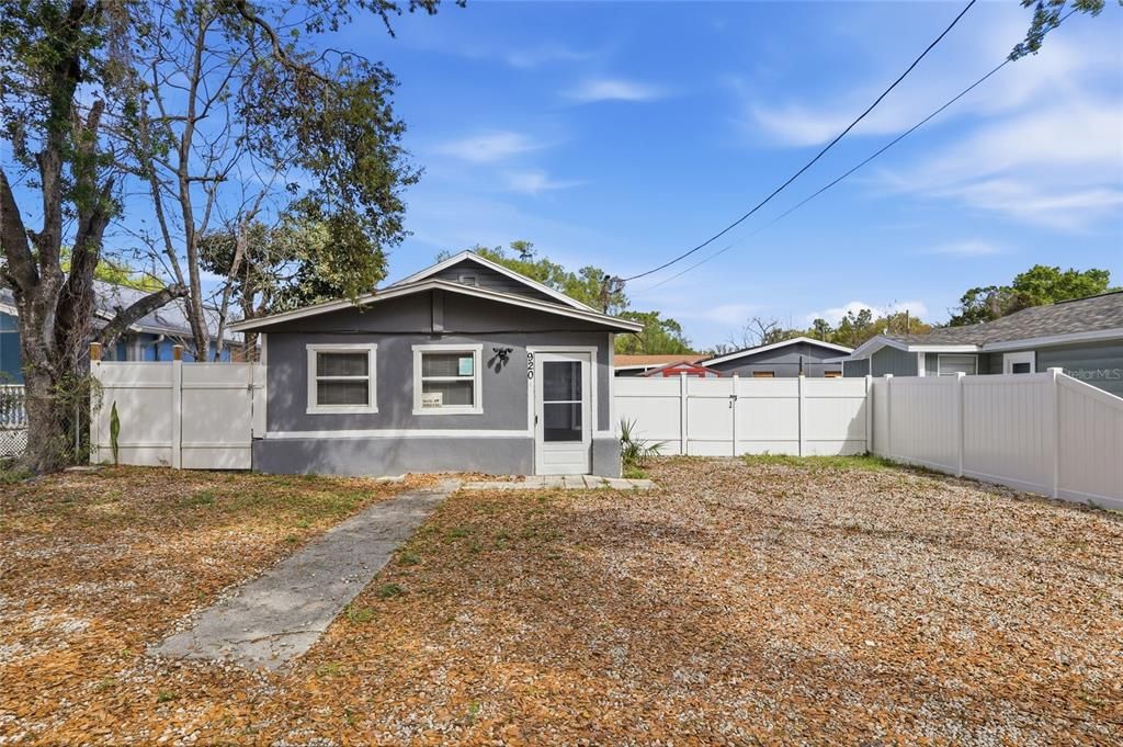 For Rent: $2,000 (3 beds, 2 baths, 828 Square Feet)