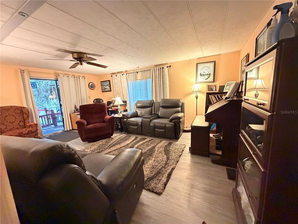 For Sale: $135,000 (2 beds, 1 baths, 1056 Square Feet)