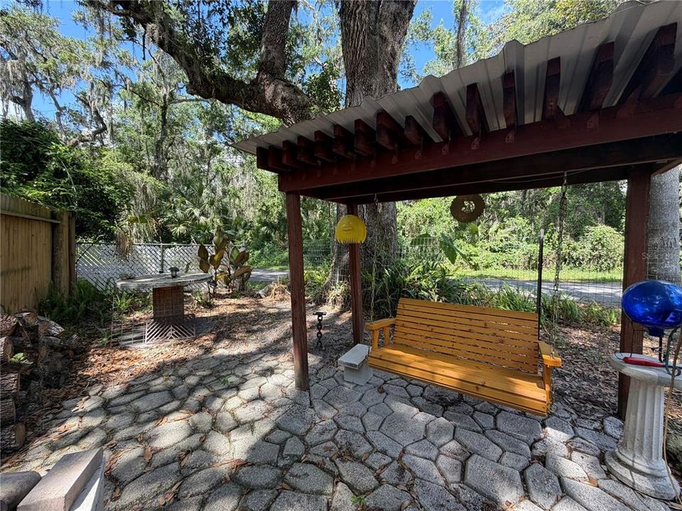 For Sale: $135,000 (2 beds, 1 baths, 1056 Square Feet)