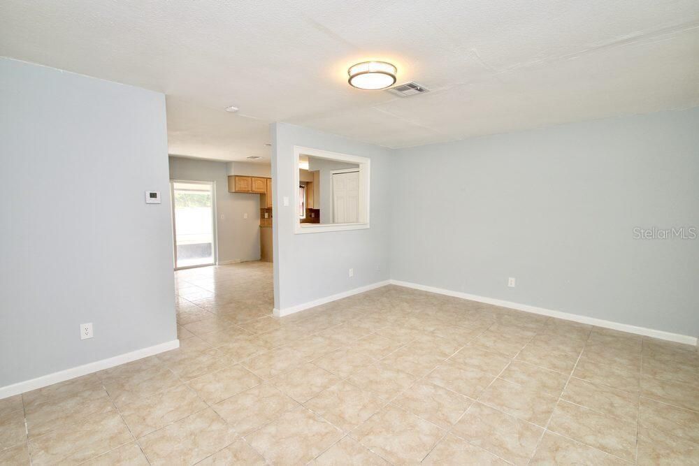 Activo con contrato: $329,900 (4 camas, 2 baños, 1213 Pies cuadrados)