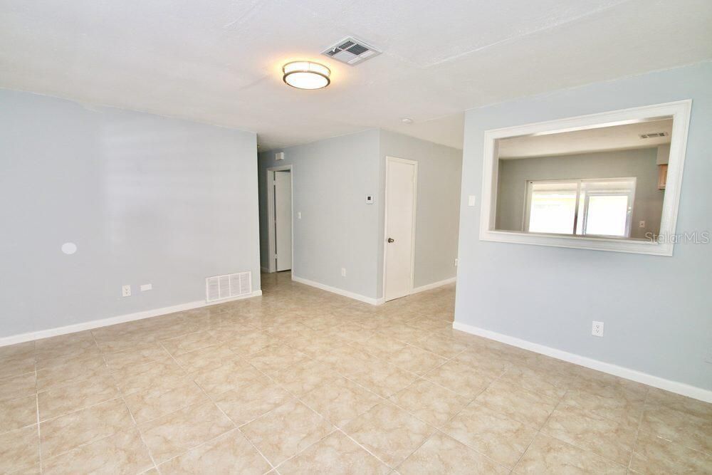 Activo con contrato: $329,900 (4 camas, 2 baños, 1213 Pies cuadrados)