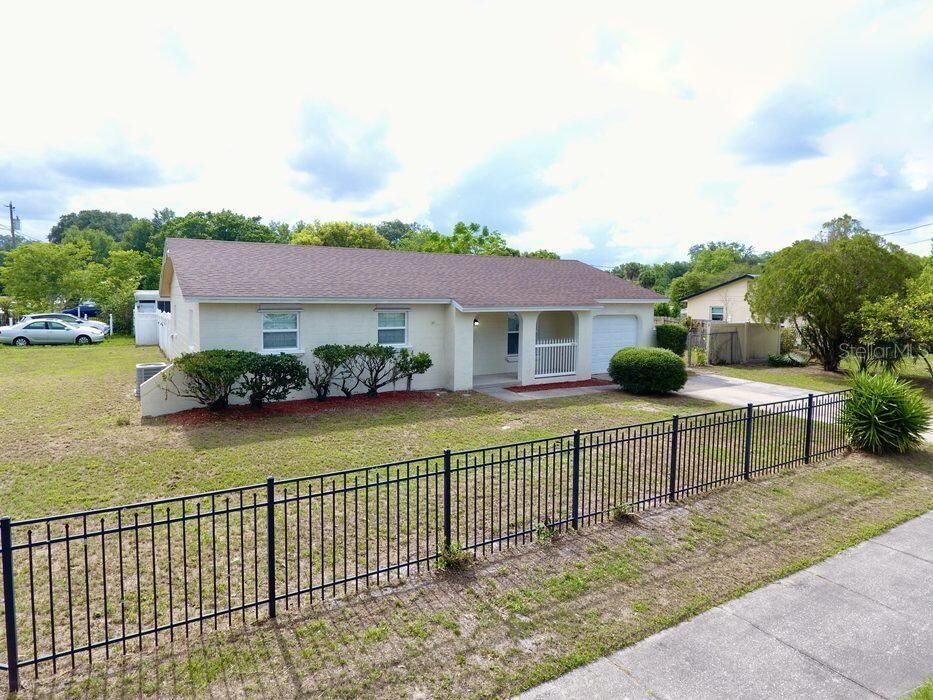 Activo con contrato: $329,900 (4 camas, 2 baños, 1213 Pies cuadrados)
