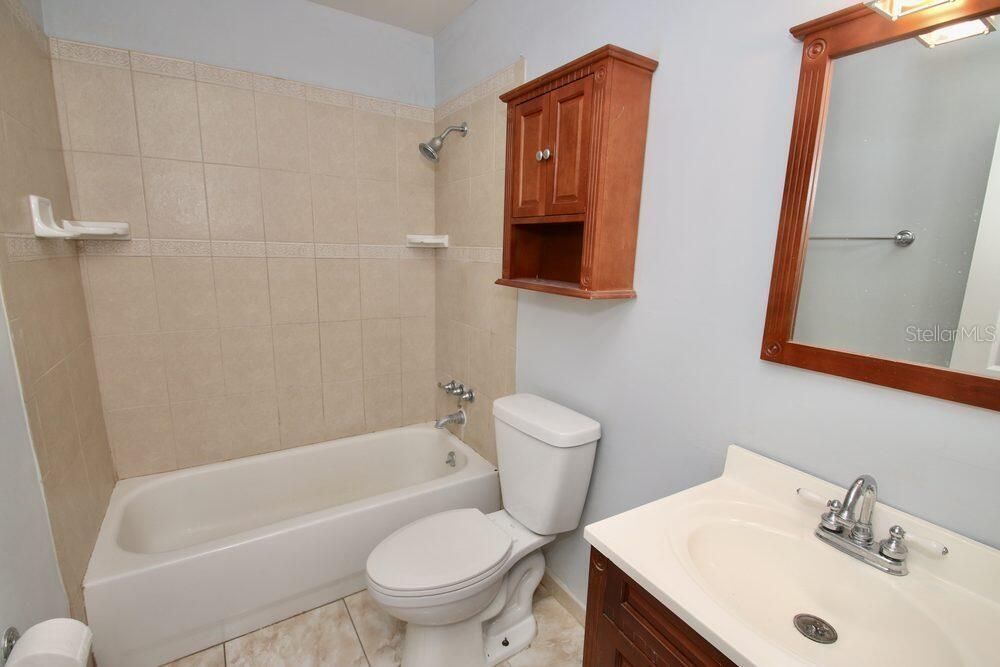Activo con contrato: $329,900 (4 camas, 2 baños, 1213 Pies cuadrados)