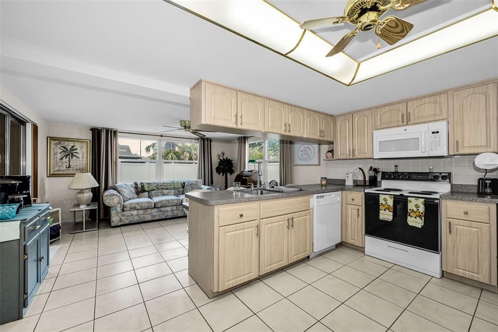 Active With Contract: $205,000 (2 beds, 2 baths, 1260 Square Feet)