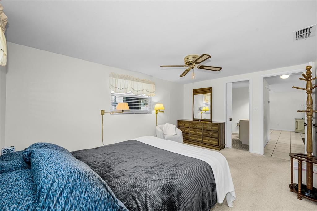 Active With Contract: $205,000 (2 beds, 2 baths, 1260 Square Feet)