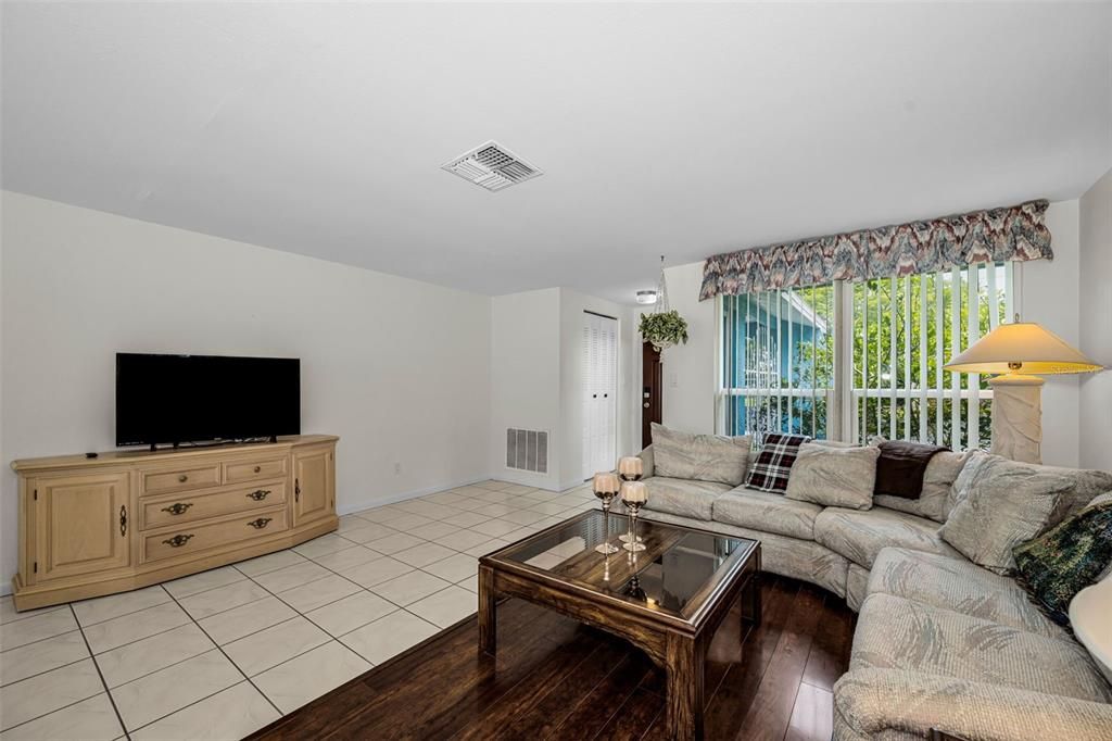Active With Contract: $205,000 (2 beds, 2 baths, 1260 Square Feet)