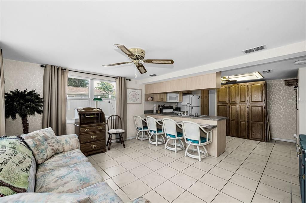 Active With Contract: $205,000 (2 beds, 2 baths, 1260 Square Feet)