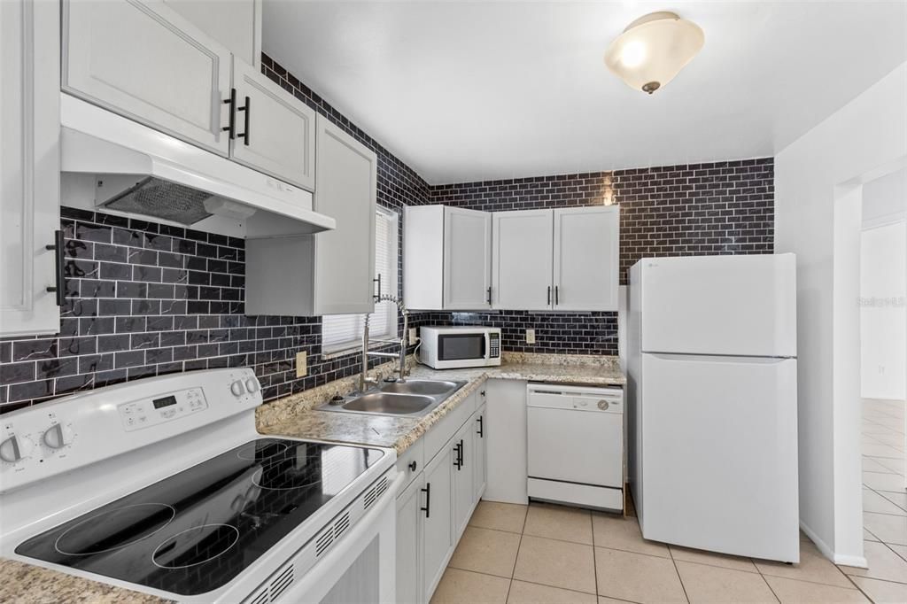 На продажу: $189,900 (2 спален, 2 ванн, 945 Квадратных фут)